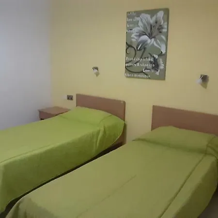 'young'seven מלון דירות 2*