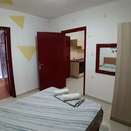 'young'seven מלון דירות