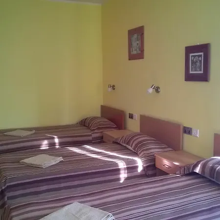 'young'seven מלון דירות